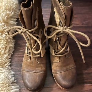 Moving sale! Sorel Joan of Arc